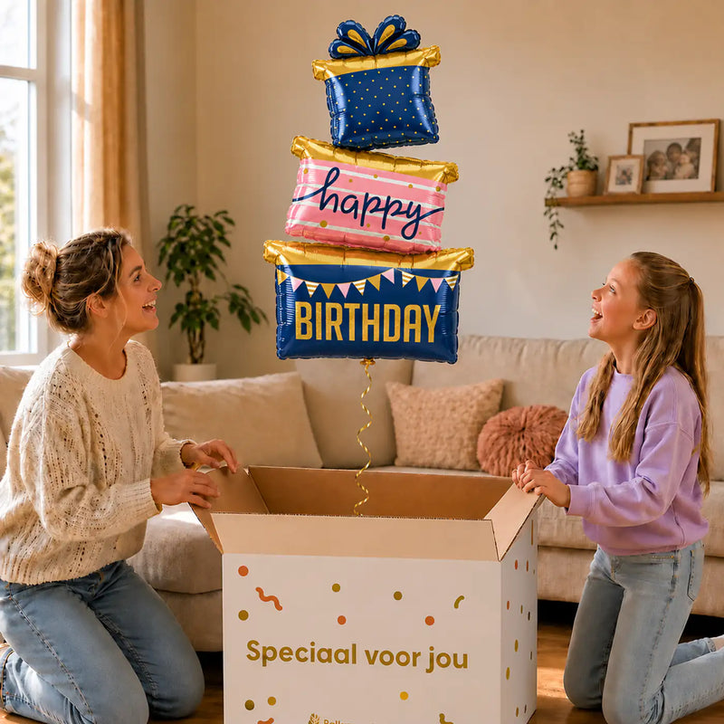 Happy Birthday Cadeaus Luxe Geschenktrio – uitpakmoment met moeder en meisje in een warme woonkamer – Ballonnenshop.nl