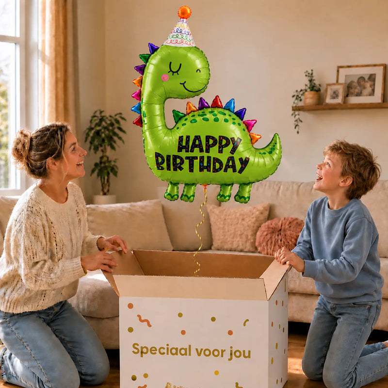 Happy Birthday Dino XL Ballon – uitpakmoment met moeder en jongetje in een warme woonkamer – Ballonnenshop.nl