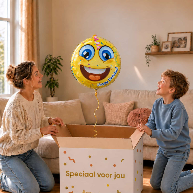 Happy Birthday Emoji heliumballon van 45 cm zweeft uit een cadeaudoos bij een moeder en jongen.