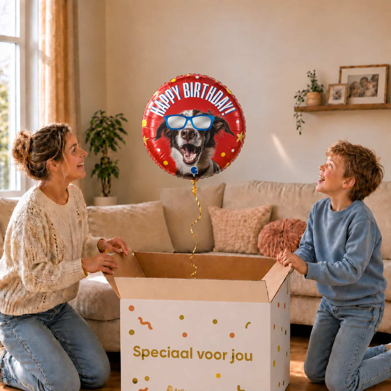 Happy Birthday Hond heliumballon van 46 cm met een hond met zonnebril bij een moeder en jongen.