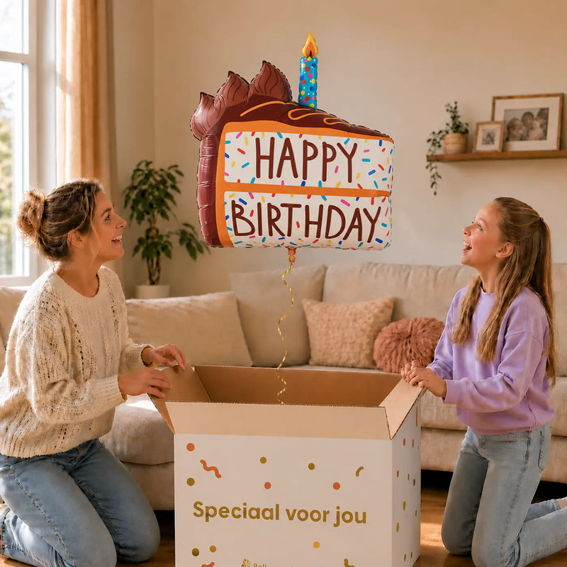 Happy Birthday Taart XL Ballon – uitpakmoment met moeder en meisje in een warme woonkamer – Ballonnenshop.nl