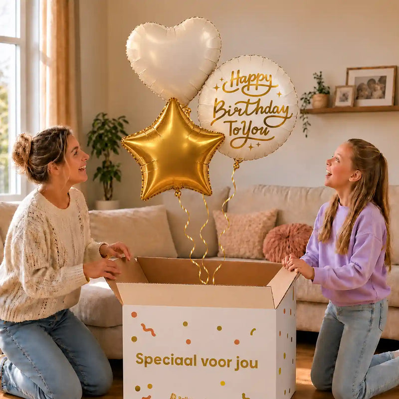 Happy Birthday To You Trosje Wit/Goud: moeder en dochter pakken het heliumgevulde ballonnentrosje uit een Speciaal voor jou-doos, met natuurlijk gekrulde gouden linten.
