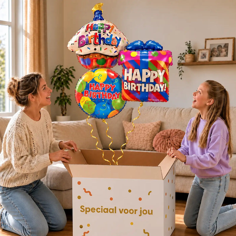Happy Birthday Trosje Ballonnen: moeder en dochter pakken het heliumgevulde ballonnentrosje uit een Speciaal voor jou-doos, met natuurlijk gekrulde gouden linten.