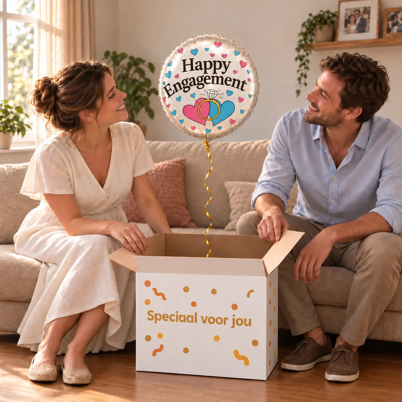 Uitpakmoment met Happy Engagement Helium Ballon uit een cadeaudoos van Ballonnenshop.nl