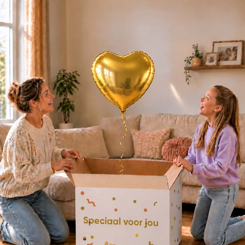 Gouden hartjesballon van 46 cm als verrassing voor een meisje, samen met haar moeder bij de cadeaudoos.