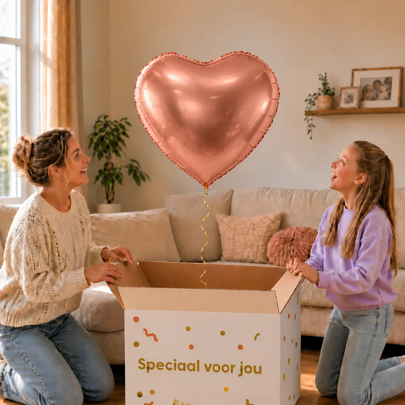 Hart Ballon Rose Goud – 61 cm – uitpakmoment met moeder en meisje in een warme woonkamer – Ballonnenshop.nl