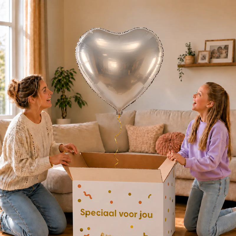 Hart Ballon Zilver – 61 cm – uitpakmoment met moeder en meisje in een warme woonkamer – Ballonnenshop.nl