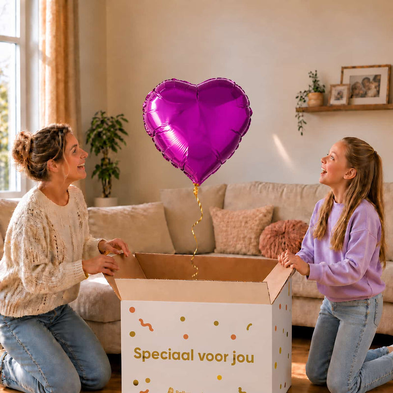 Moeder en meisje pakken een paarse hartvormige heliumballon van 45 cm uit een cadeaudoos.