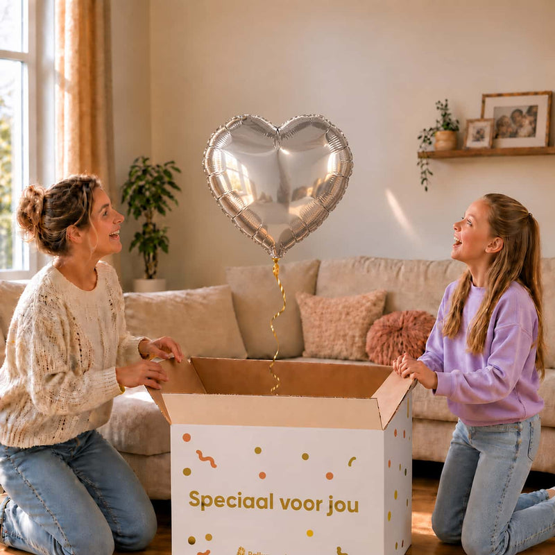 Zilveren hartjesballon van 45 cm als verrassing in een cadeaudoos voor een meisje en haar moeder.