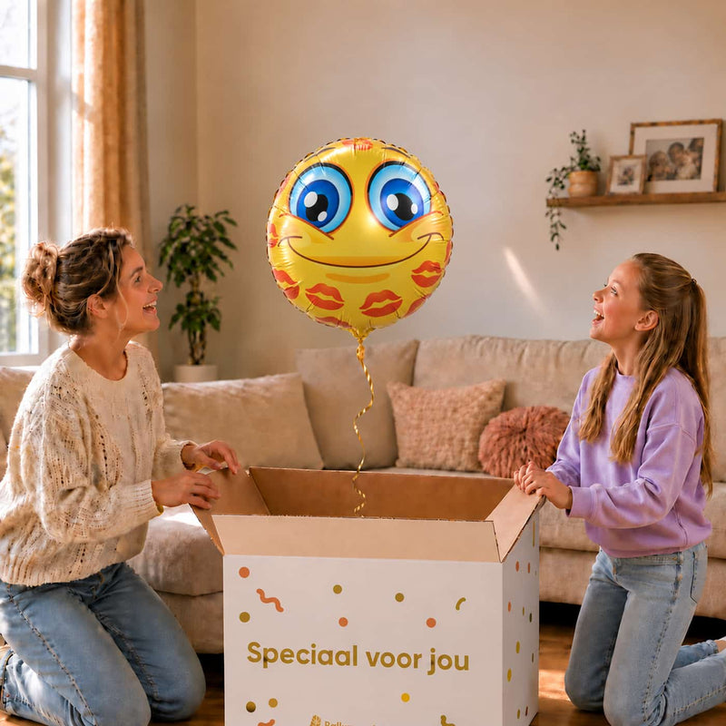 Moeder en meisje pakken de gele Kusjes heliumballon van 45 cm met blauwe ogen en kusafdrukken uit.