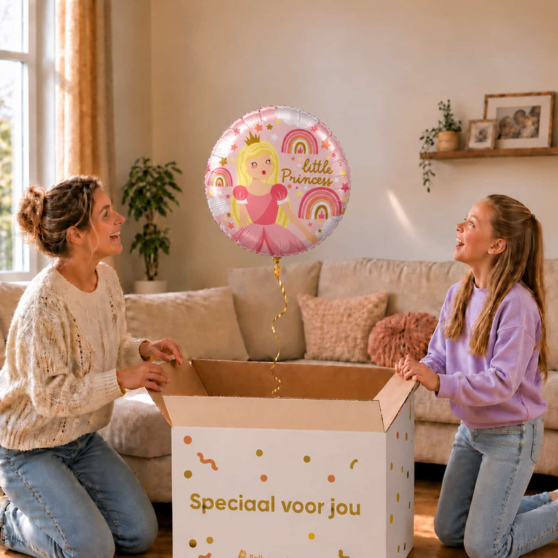Meisje en moeder openen een cadeaudoos met de roze Little Princess heliumballon van 45 cm.