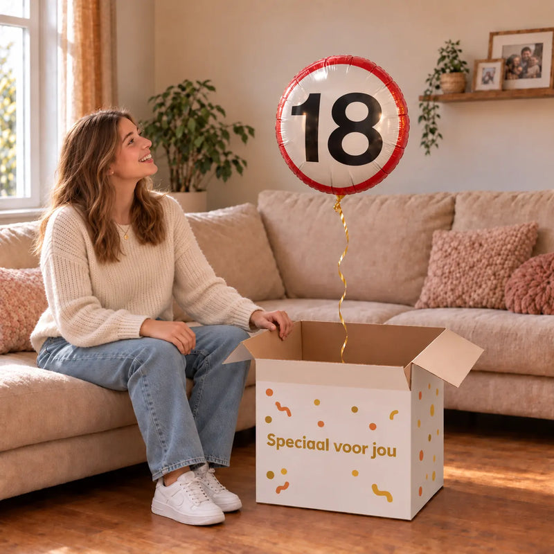 Vrouw viert 18 jaar met Ballon Verkeersbord 18 Jaar uit een cadeaudoos van Ballonnenshop.nl