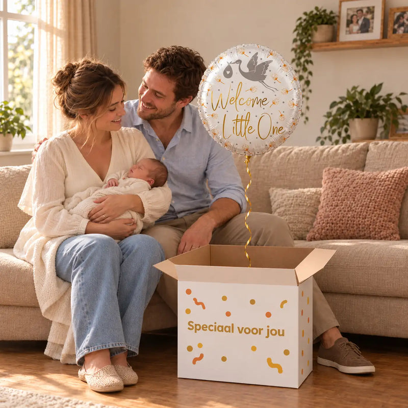 Uitpakmoment met Helium Ballon Welcome Little One uit een cadeaudoos van Ballonnenshop.nl