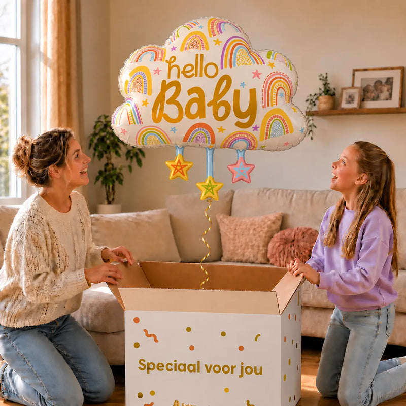 Hello Baby Wolk Met Sterren XL zweeft boven een geopende cadeaudoos bij een moeder en meisje in een warme woonkamer.