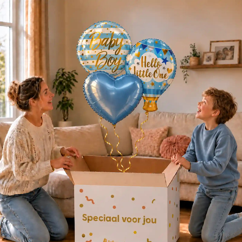 Hello Little Boy Trosje Ballonnen: moeder en zoon pakken het heliumgevulde ballonnentrosje uit een Speciaal voor jou-doos, met natuurlijk gekrulde gouden linten.