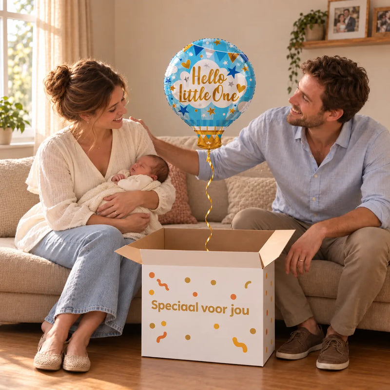 Uitpakmoment met Hello Little One Ballon uit een cadeaudoos van Ballonnenshop.nl