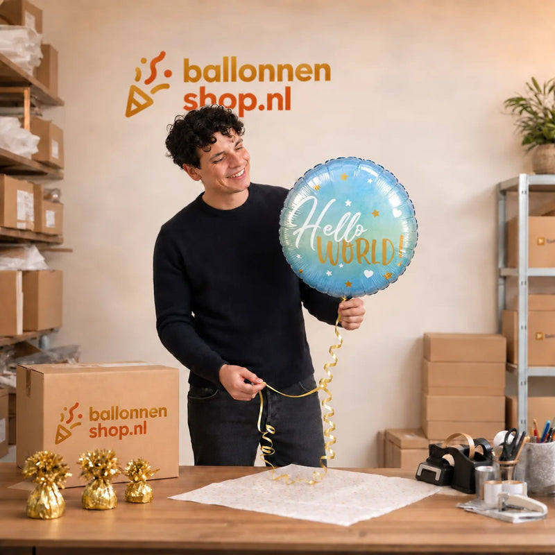 Jesse houdt de Hello World Helium Ballon vast in de warme werkplaats van Ballonnenshop.nl.