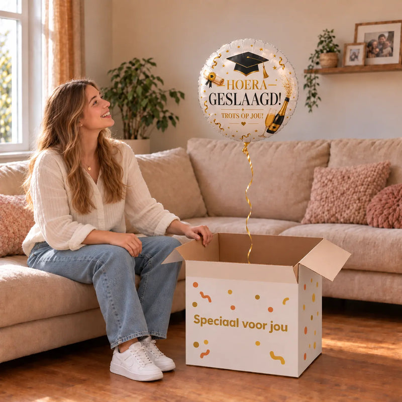 Uitpakmoment met Hoera Geslaagd Champagne Ballon - Gevuld Met Helium - 46 cm uit een cadeaudoos van Ballonnenshop.nl