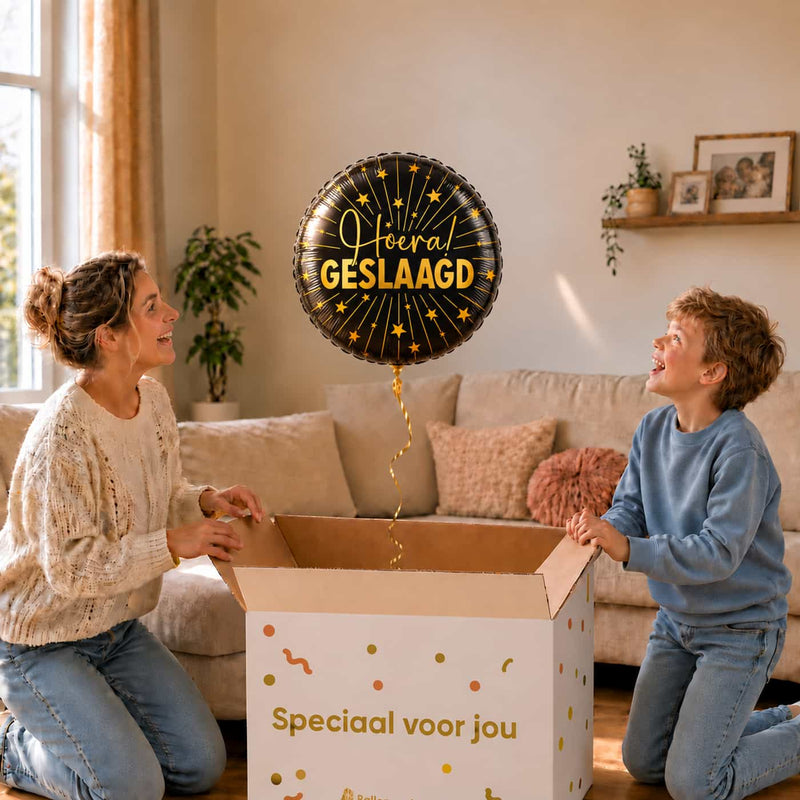 Zwart-gouden Hoera Geslaagd heliumballon van 46 cm als verrassing bij een jongen en zijn moeder.