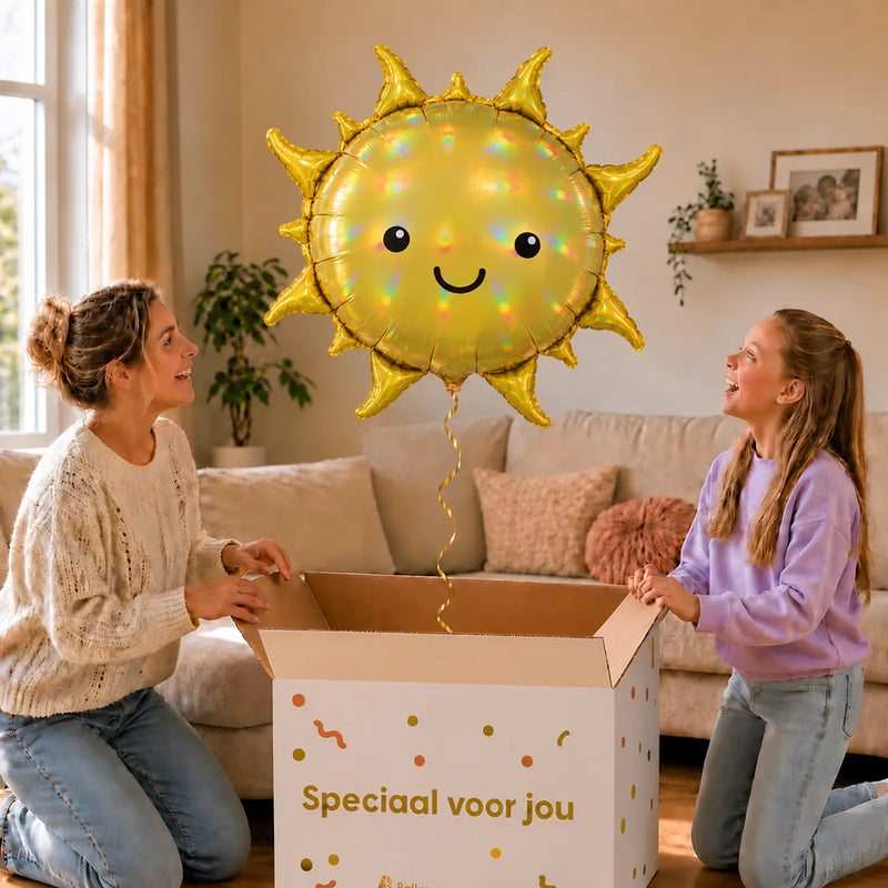 Holografische Zon Helium Ballon – uitpakmoment met moeder en meisje in een warme woonkamer – Ballonnenshop.nl