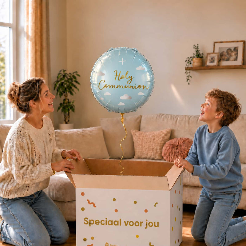 Moeder en zoon pakken een lichtblauwe Holy Communion heliumballon van 45 cm uit de cadeaudoos.