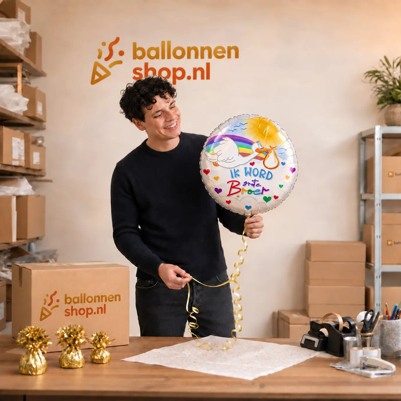 Jesse houdt de Ik Word Grote Broer Helium Ballon vast in de warme werkplaats van Ballonnenshop.nl.