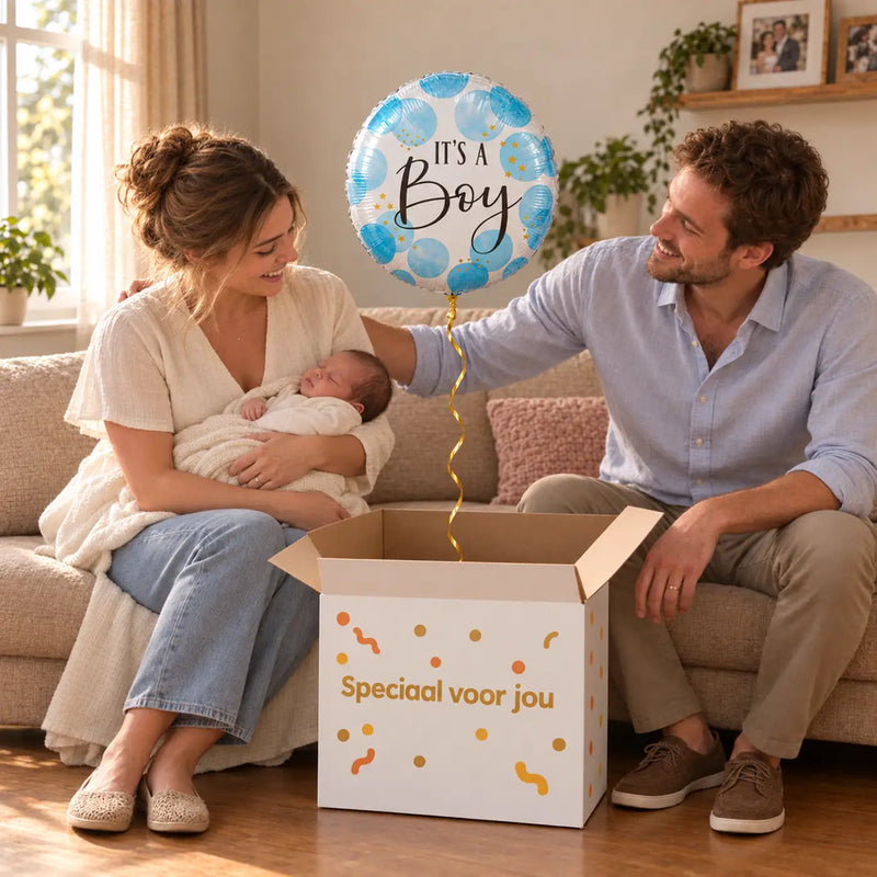 Uitpakmoment met It's A Boy Stippen Helium Ballon uit een cadeaudoos van Ballonnenshop.nl