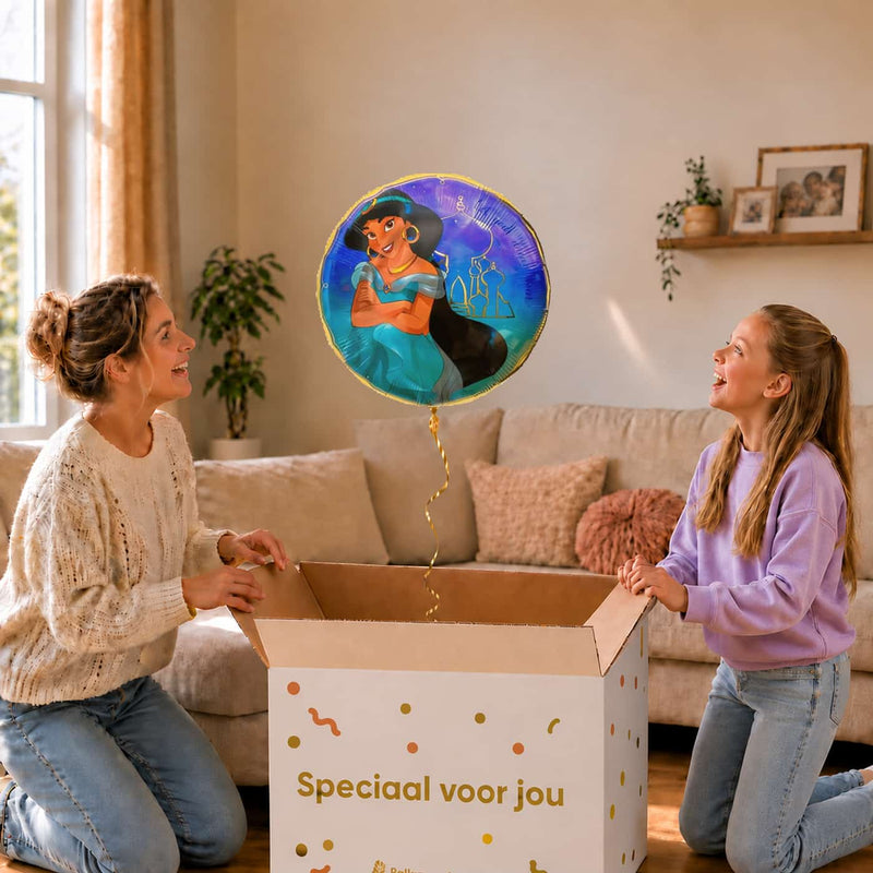 Moeder en meisje bekijken de ballon Jasmine Aladdin Disney Prinses in zacht warm licht boven de geopende cadeaudoos ‘Speciaal voor jou’.