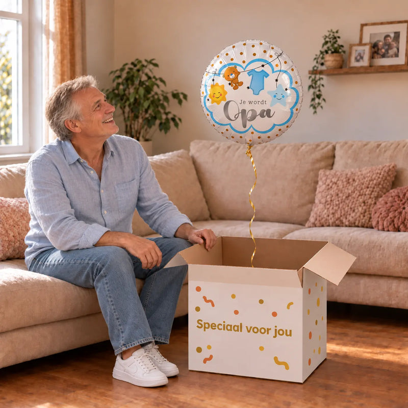 Uitpakmoment met Je Wordt Opa Helium Ballon uit een cadeaudoos van Ballonnenshop.nl