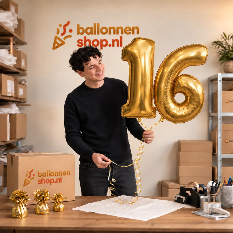 Jesse houdt de 16 Jaar Cijfer Ballonnen Goud vast in de warme inpakruimte van Ballonnenshop.nl.