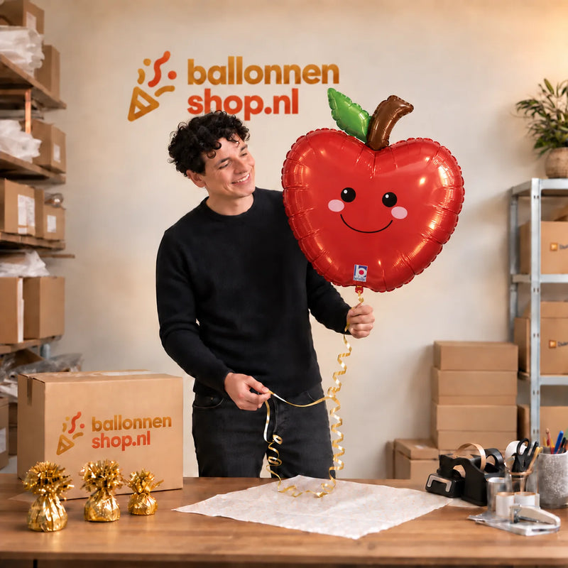 Jesse houdt de Appel Helium Ballon vast in de warme inpakruimte van Ballonnenshop.nl.