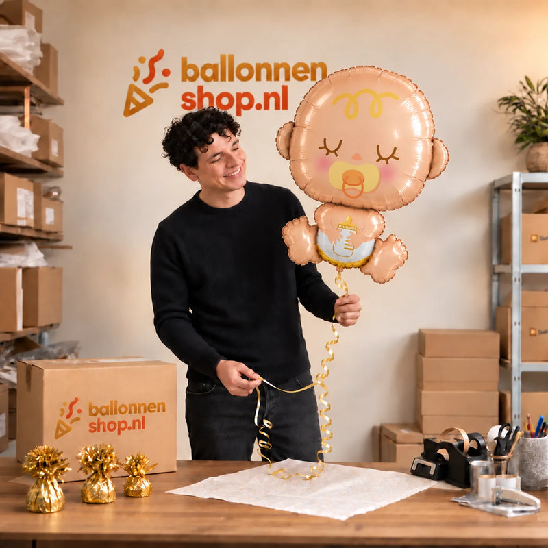 Jesse houdt de Baby Helium XL Ballon vast in de warme inpakruimte van Ballonnenshop.nl.