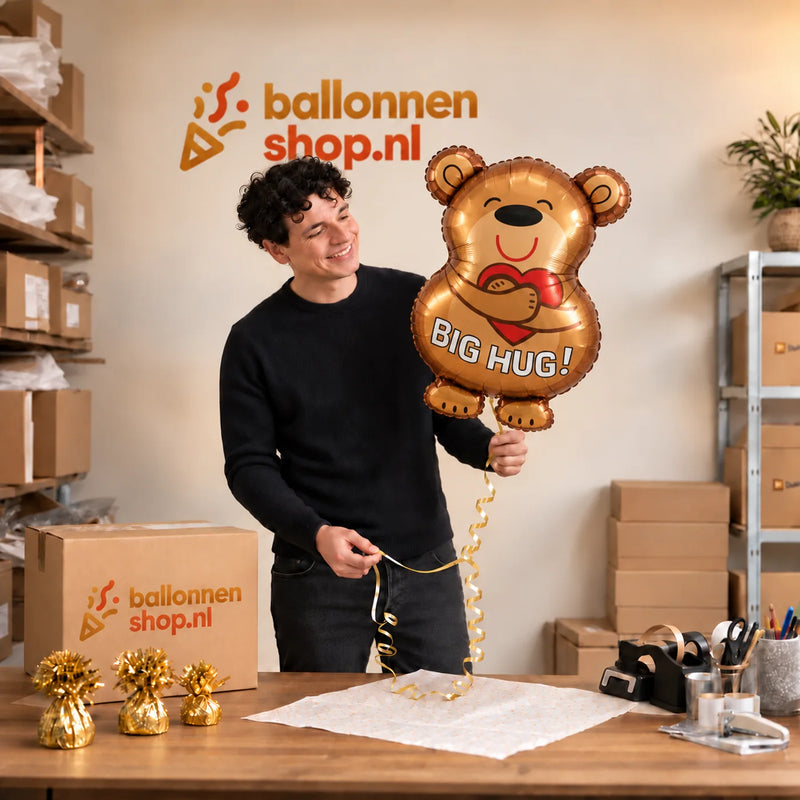 Jesse houdt de Big Hug Beer Ballon vast in de warme inpakruimte van Ballonnenshop.nl.