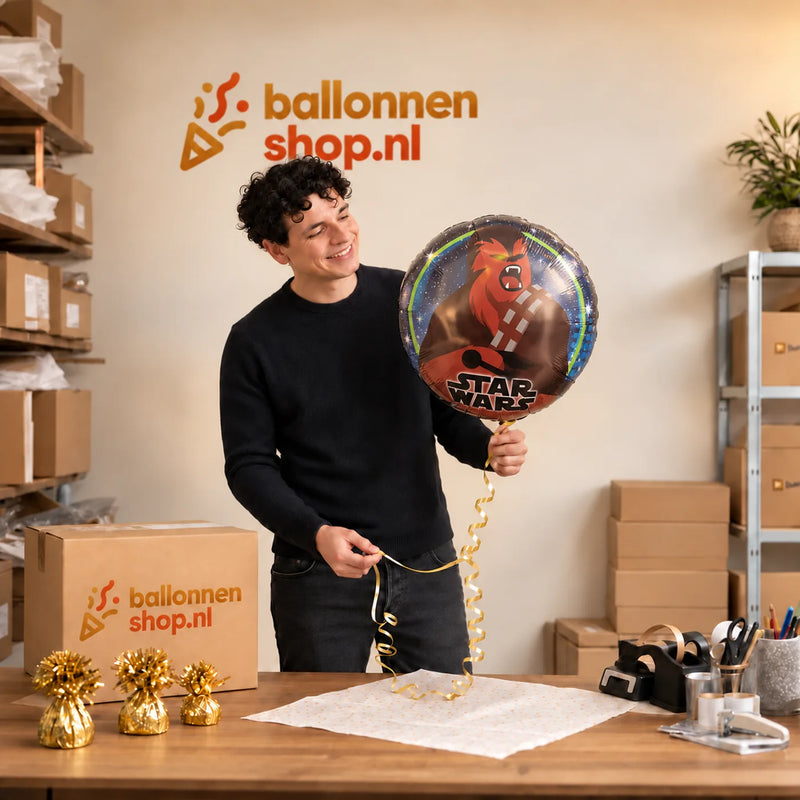 Jesse houdt de Chewbacca Helium Ballon vast in de warme inpakruimte van Ballonnenshop.nl.