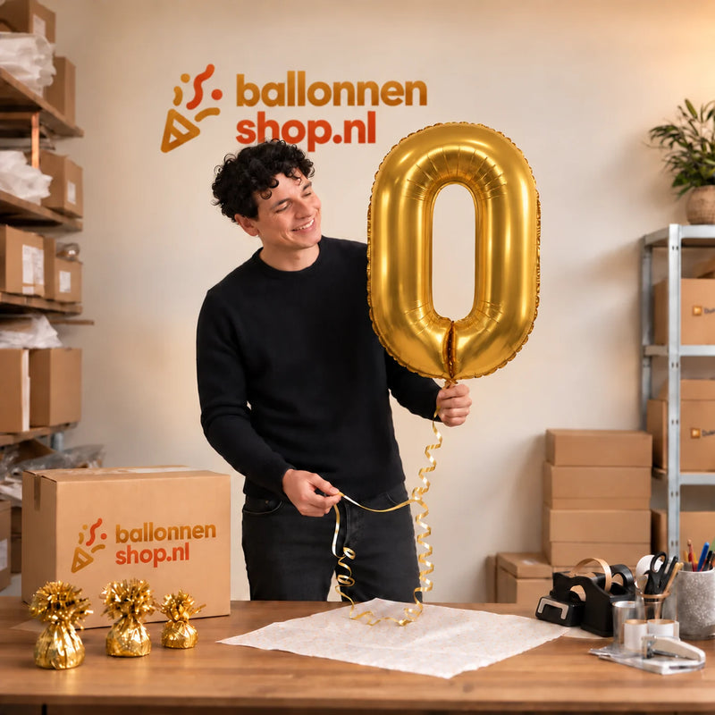 Jesse houdt de Cijfer 0 Helium Ballon Goud vast in de warme inpakruimte van Ballonnenshop.nl.