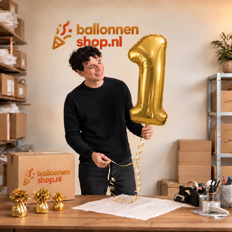 Jesse houdt de Cijfer 1 Helium Ballon Goud vast in de warme inpakruimte van Ballonnenshop.nl.