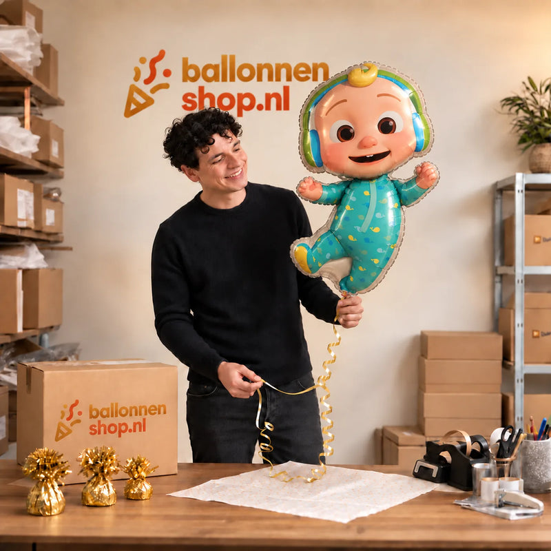 Jesse houdt de CoComelon Helium XL Ballon vast in de warme inpakruimte van Ballonnenshop.nl.