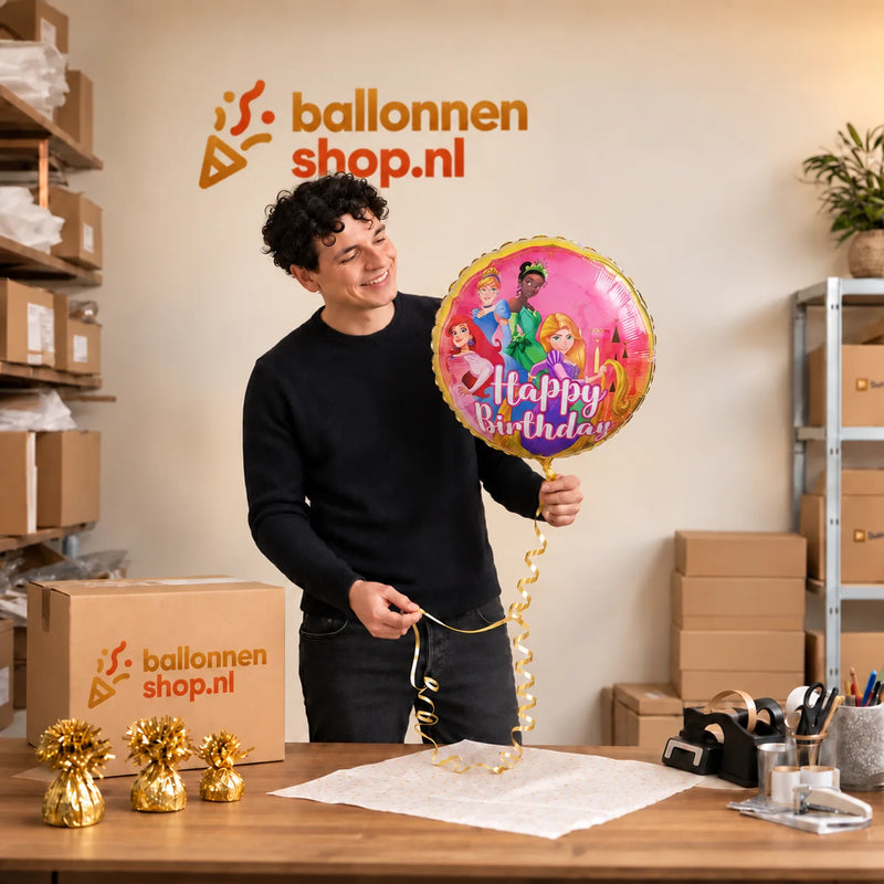Jesse houdt de Disney Prinsessen Happy Birthday vast in de warme inpakruimte van Ballonnenshop.nl.