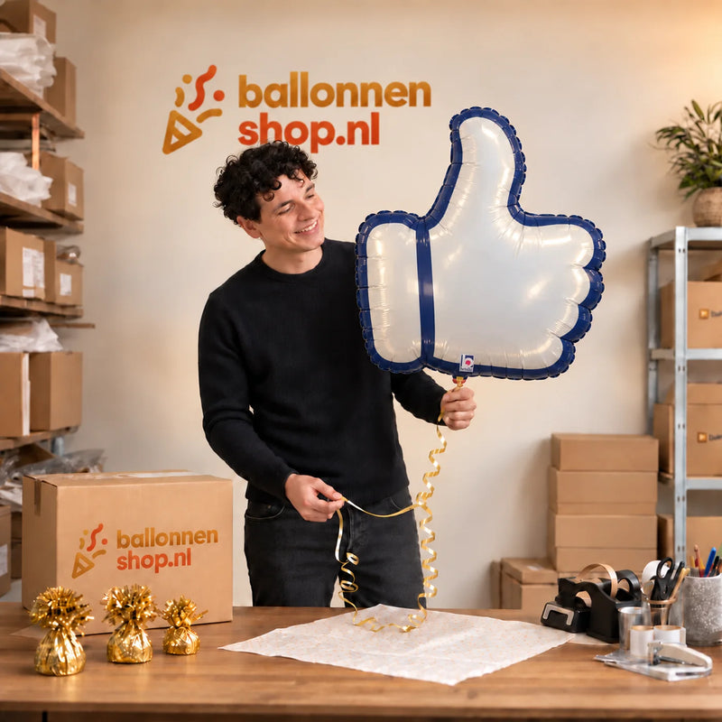 Jesse houdt de Duim omhoog Helium XL Ballon vast in de warme inpakruimte van Ballonnenshop.nl.