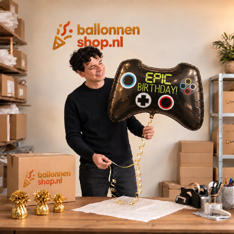 Jesse houdt de Epic Birthday Game Controller XL vast in de warme inpakruimte van Ballonnenshop.nl.