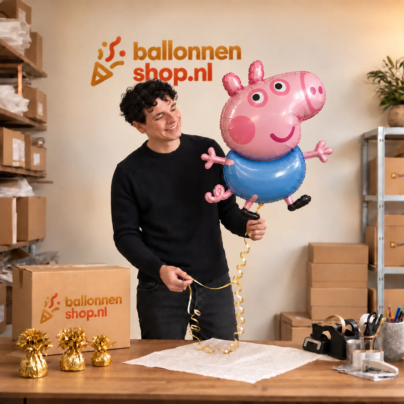 Jesse houdt de George Helium XL Ballon vast in de warme inpakruimte van Ballonnenshop.nl.