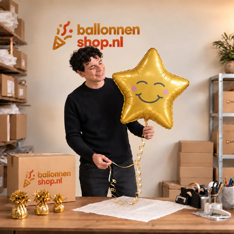 Jesse houdt de Glimlachende Ster Helium Ballon vast in de warme inpakruimte van Ballonnenshop.nl.