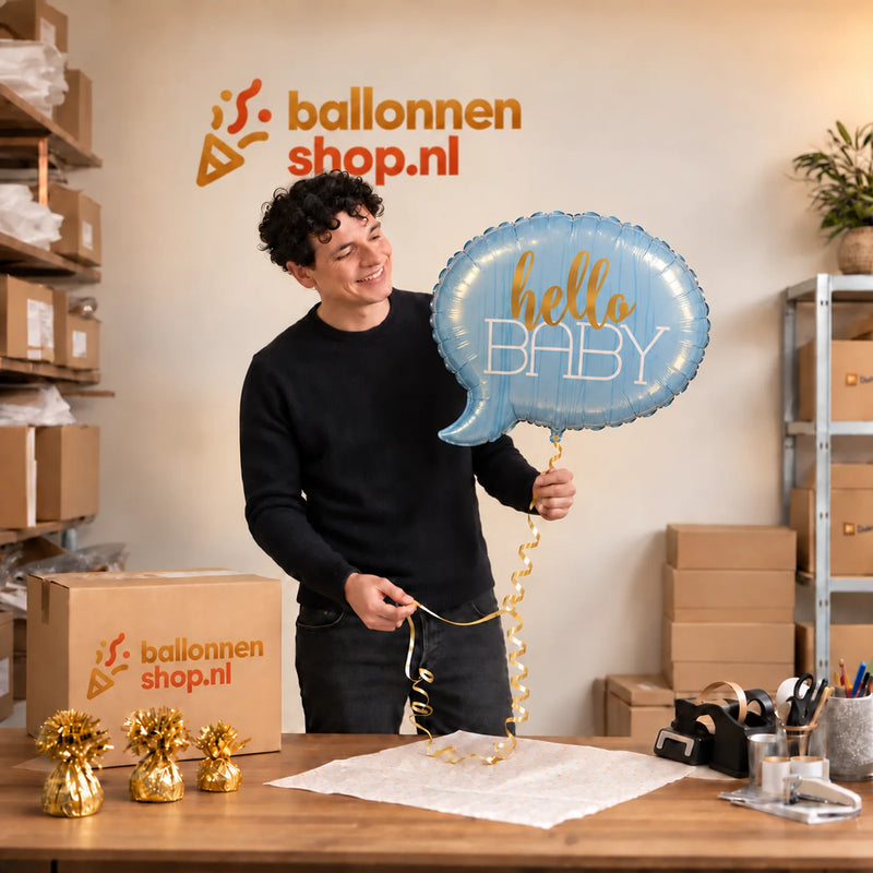 Jesse houdt de Hello Baby Blauw Helium Ballon vast in de warme inpakruimte van Ballonnenshop.nl.