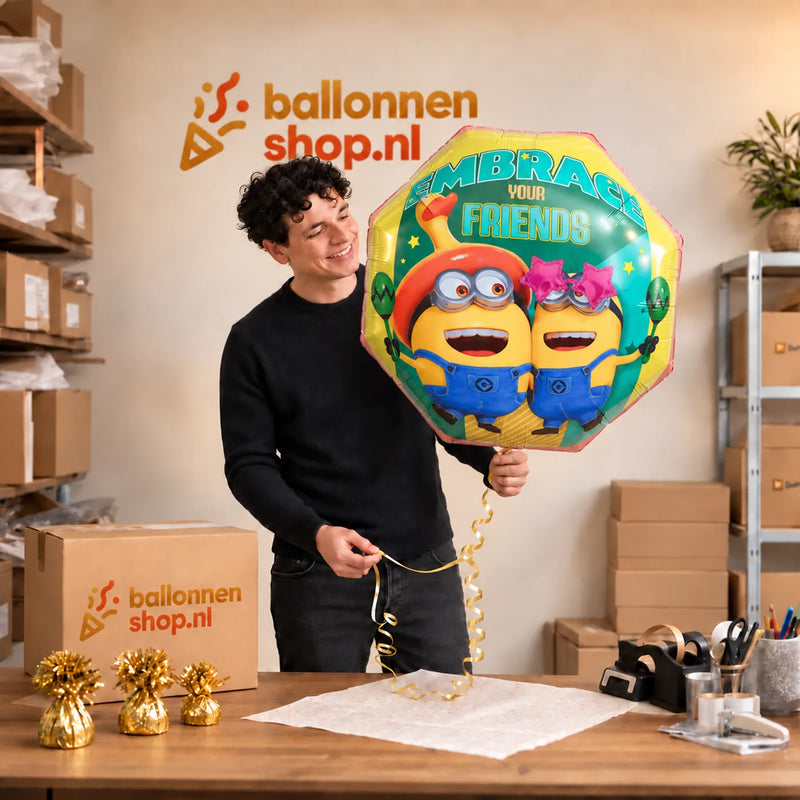 Jesse houdt de Minion Embrace Your Friends vast in de warme inpakruimte van Ballonnenshop.nl.