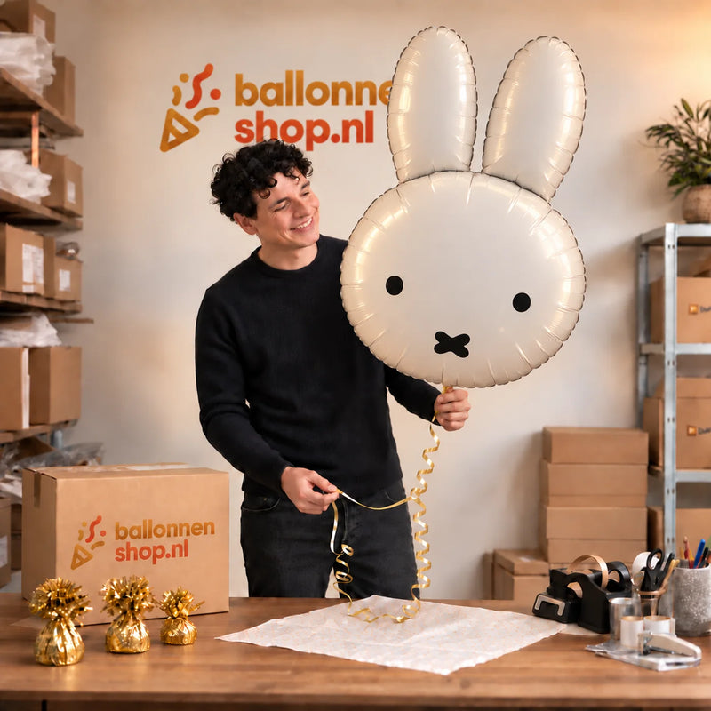 Jesse houdt de Nijntje Helium XL Ballon vast in de warme inpakruimte van Ballonnenshop.nl.