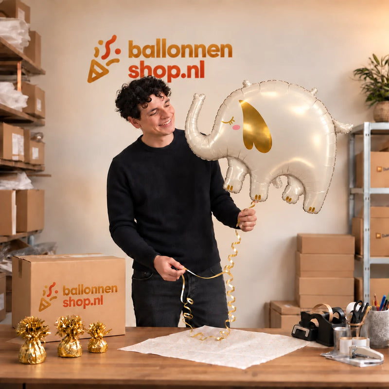 Jesse houdt de Olifant Helium XL Ballon vast in de warme inpakruimte van Ballonnenshop.nl.