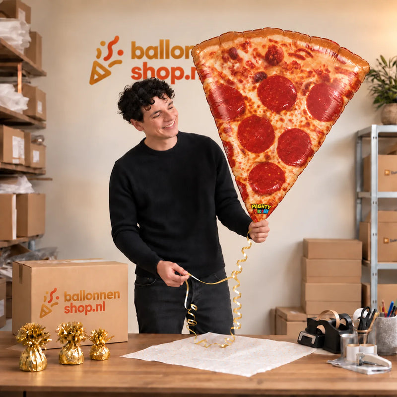 Jesse houdt de Pizza Helium XL Ballon vast in de warme inpakruimte van Ballonnenshop.nl.