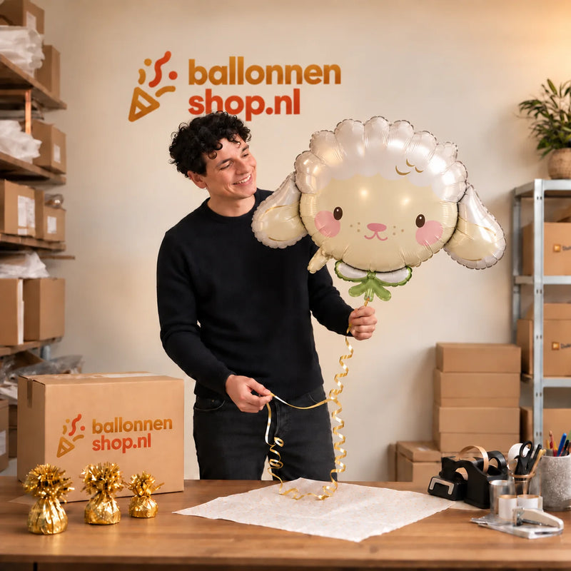 Jesse houdt de Schaap Helium Ballon vast in de warme inpakruimte van Ballonnenshop.nl.