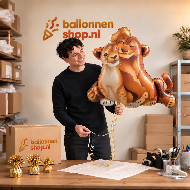 Jesse houdt de Simba & Nala Lion King XL Ballon vast in de warme inpakruimte van Ballonnenshop.nl.