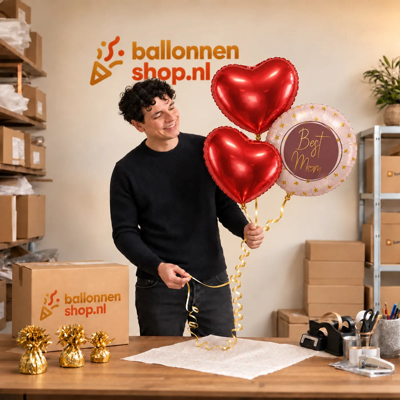 Jesse houdt Best Mom Trosje Ballonnen Roze vast in de warme werkplaats van Ballonnenshop.nl.